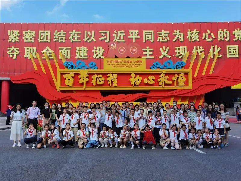 逃离废弃的卡车场